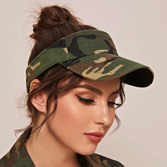 Forever 21 Accessories - 💗CAMOUFLAGE Visor Hat